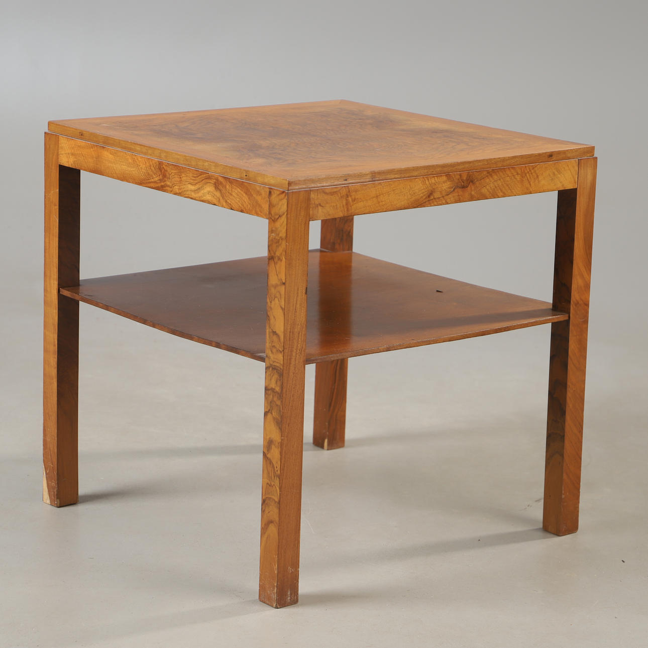 SIDOBORD, valnöt, 1900-talets första hälft.