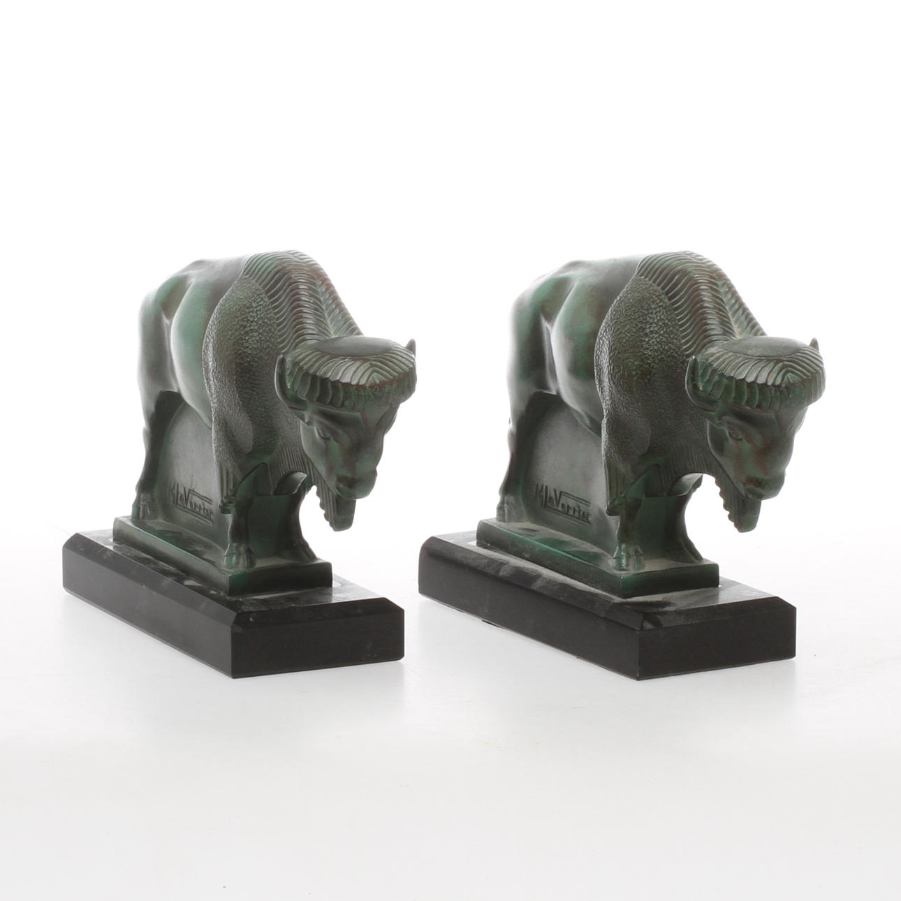 BOKSTÖD, 1 par, Bison, brons på stensockel, efter Max le Verrier.