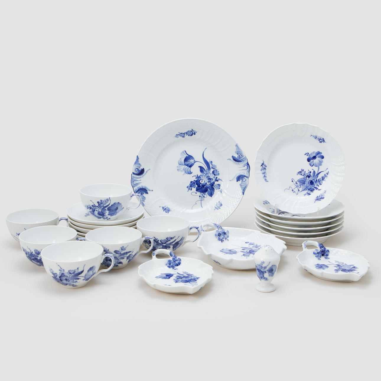 A set of 17 “Blue Flower” tea set pieces, Royal Copenhagen. Ceramics ...