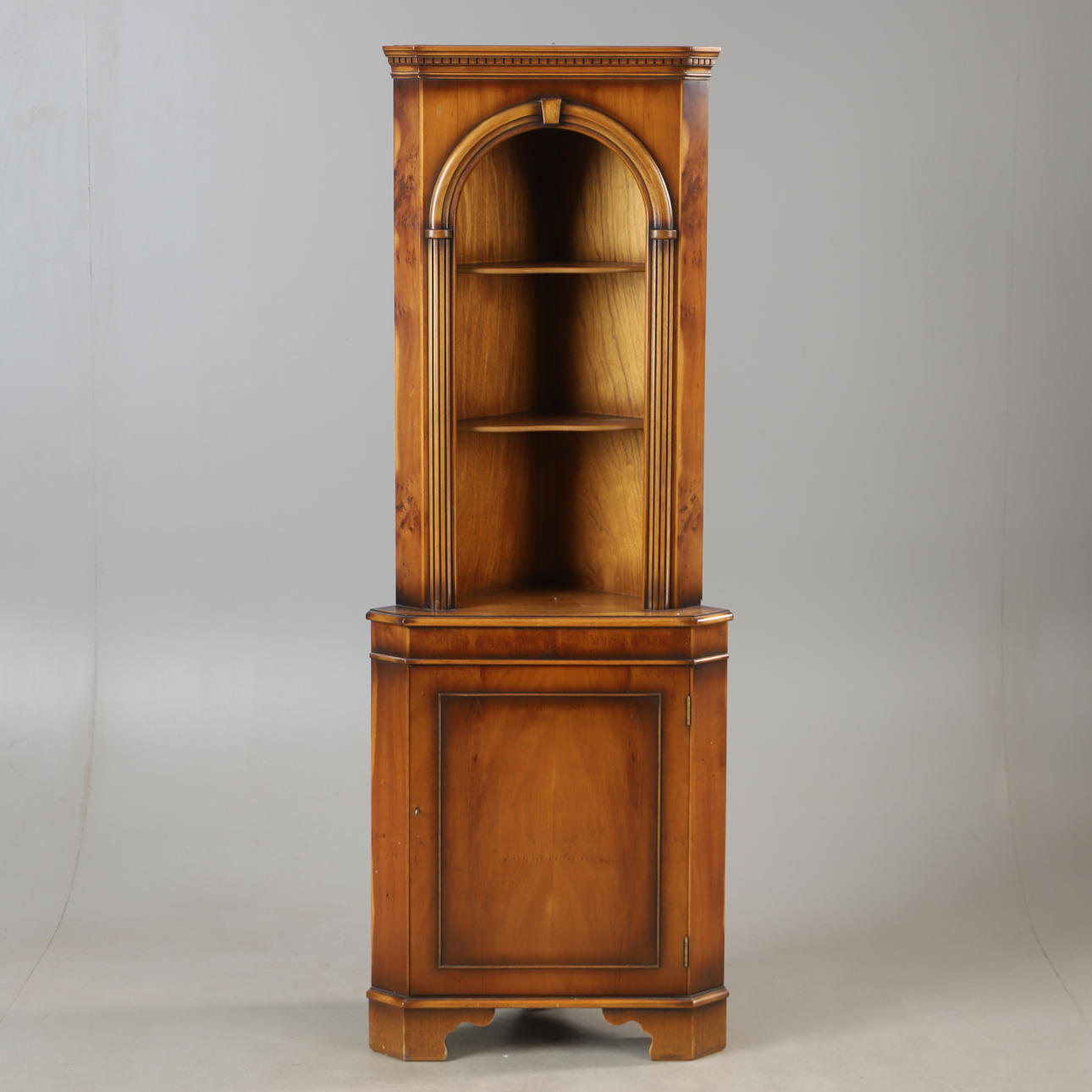 HÖRNSKÅP, idegran, engelsk stil.