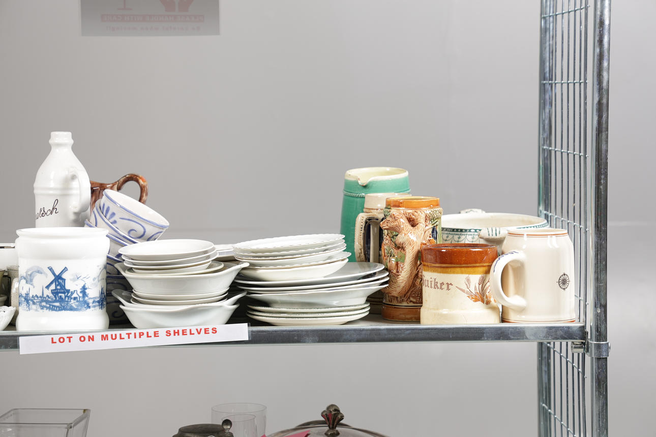 A LARGE COLLECTION OF CERAMIC & GLASSWARE (QTY). Ceramics & Porcelain ...