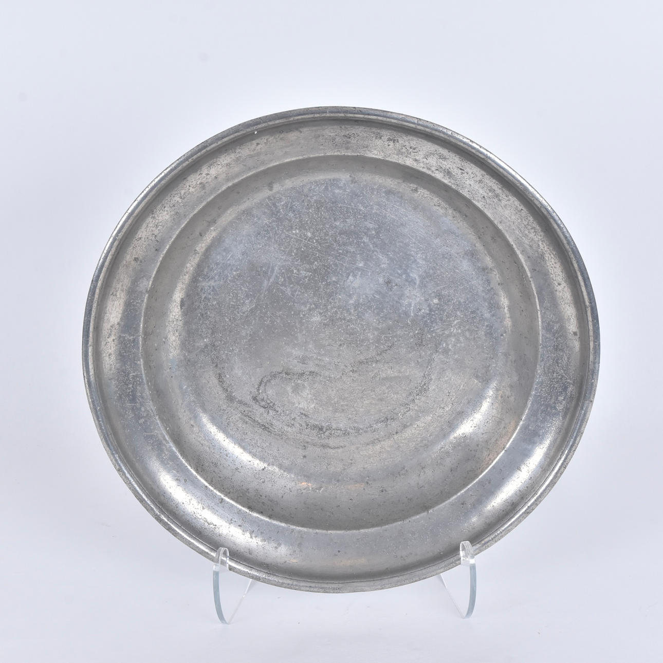 A pewter dish, Lars Claesson Fries (1760-1790).