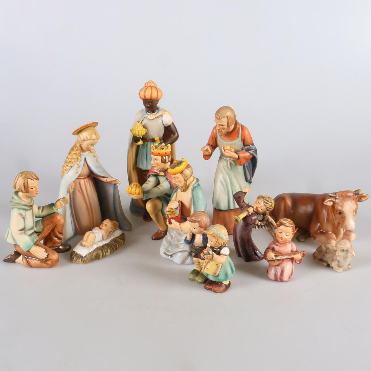 FIGURINER, 12 st. Porslin, ur serien "julkrubba, M.J Hummel, Goebel.