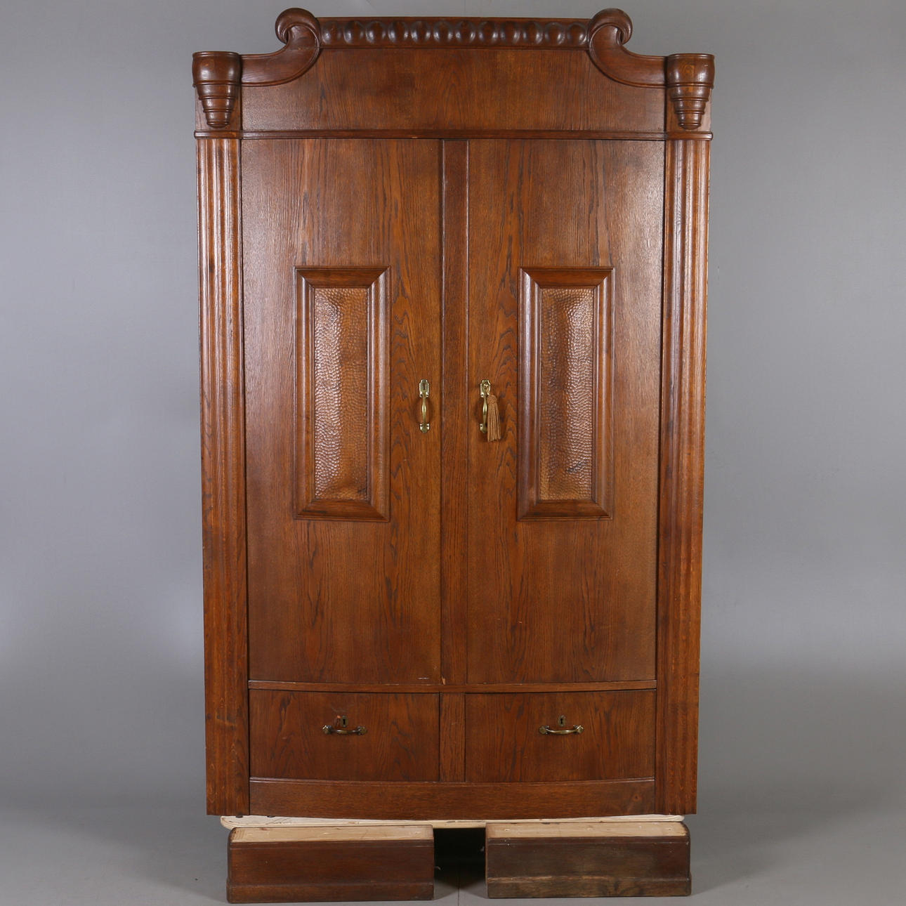 SKÅP, ek, jugend, Carlsson & Reicke möbleringsaffär, Stockholm, 1900-talets första hälft.