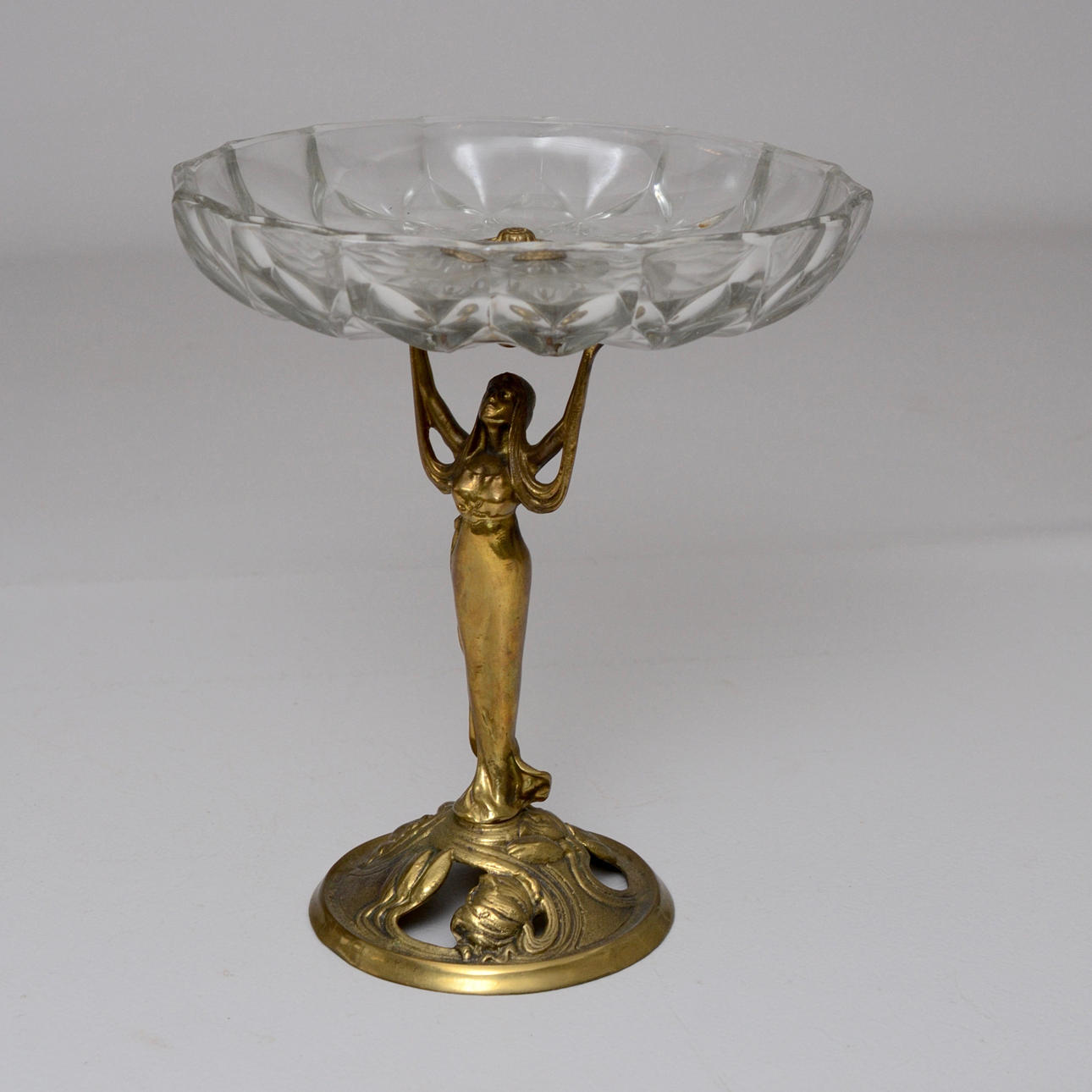 TAZZA, skål på fot.