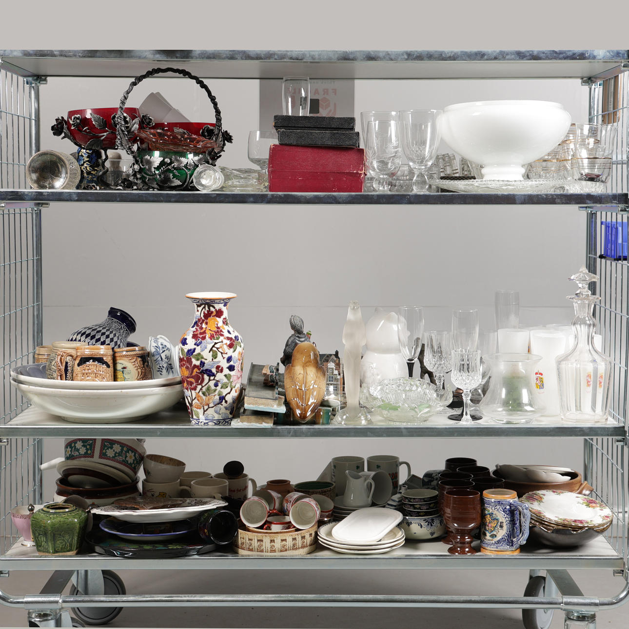 A LARGE COLLECTION OF CERAMICS & GLASSWARE (QTY). Ceramics & Porcelain ...