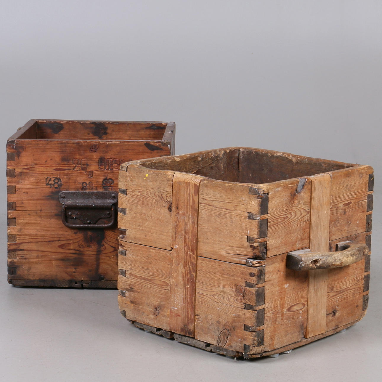 LITERMÅTT, 2 st. Trä, allmoge, 20 liter, 1900-tal.