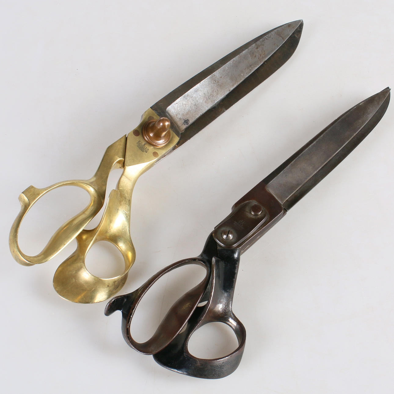 SKRÄDDARSAXAR, 2 st. 1900-talets första hälft.