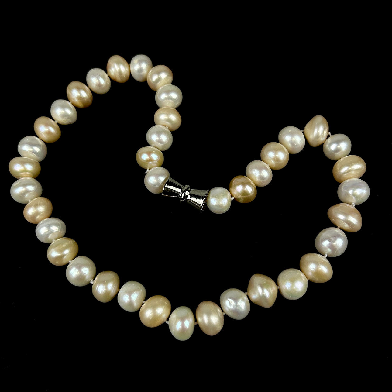 LARGE CULTURED PEARL NECKLACE.
