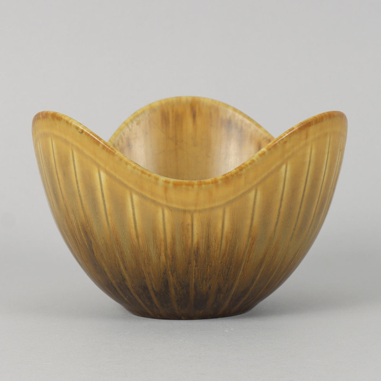 GUNNAR NYLUND. A stoneware bowl, Rörstrand.