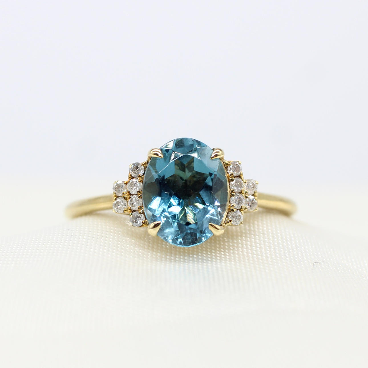 LONDON BLUE TOPAZ & DIAMOND RING.
