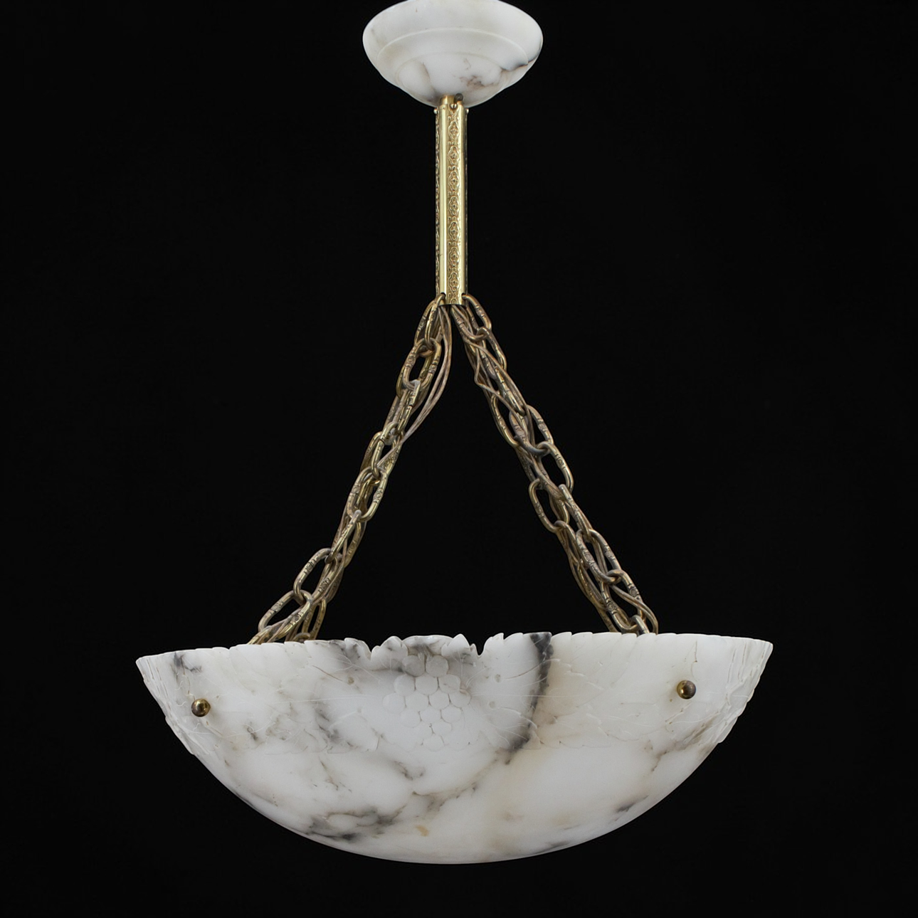 A ceiling lamp, large plafond model, alabaster, pattern in relief in the form of vines, brass, 4 light points, early 20th century.