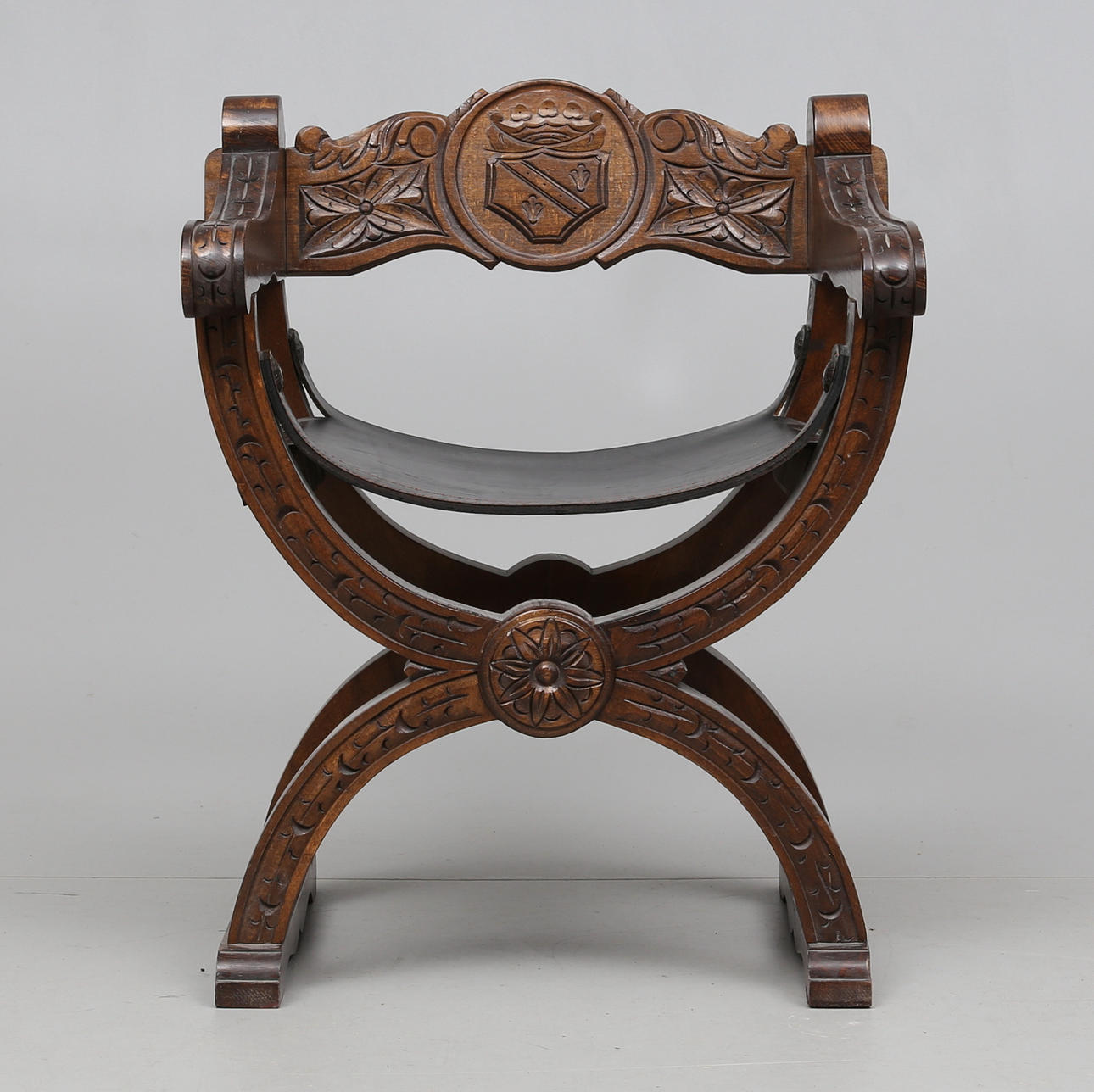 KARMSTOL, renässansstil, 1900-talets första hälft.