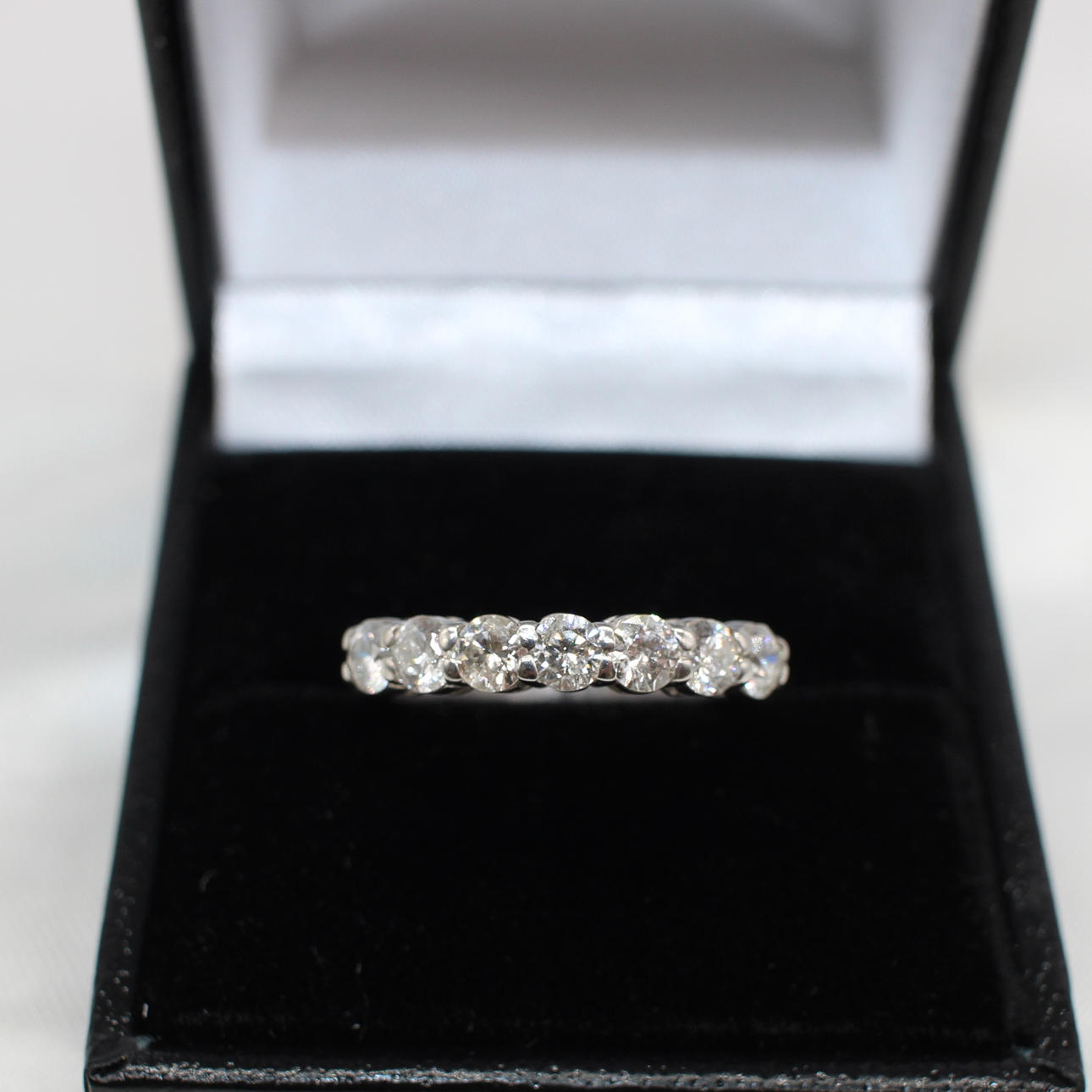 DIAMOND (1CT) 7 X STONE RING.