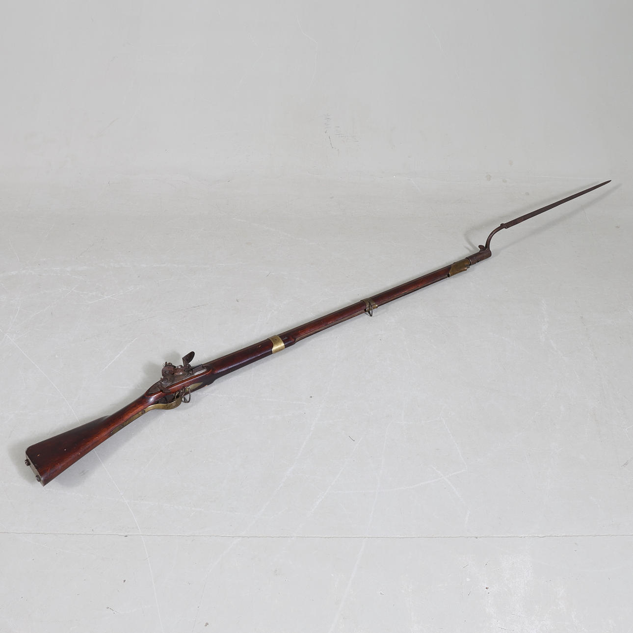 FLINTLOCK RIFLE, with socket bayonet, 19th century.
