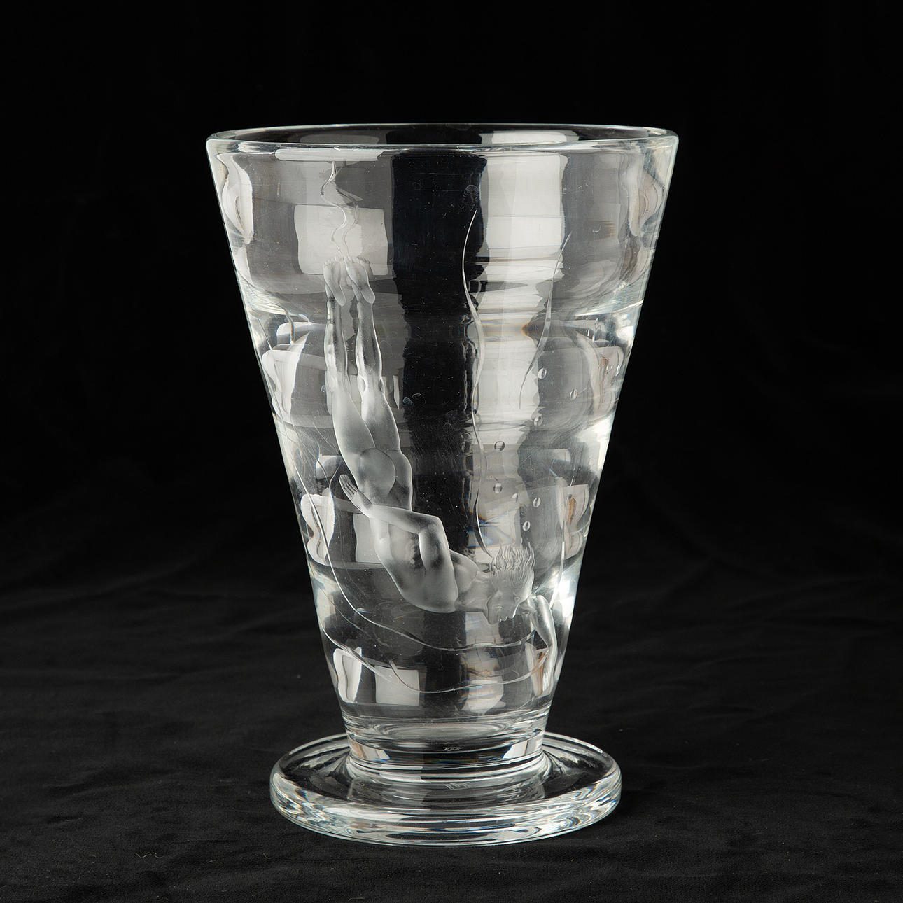 VICKE LINDSTRAND. Vas, "Pärlfiskaren", Optikblåst glas, Orrefors, signerad och numrerad.