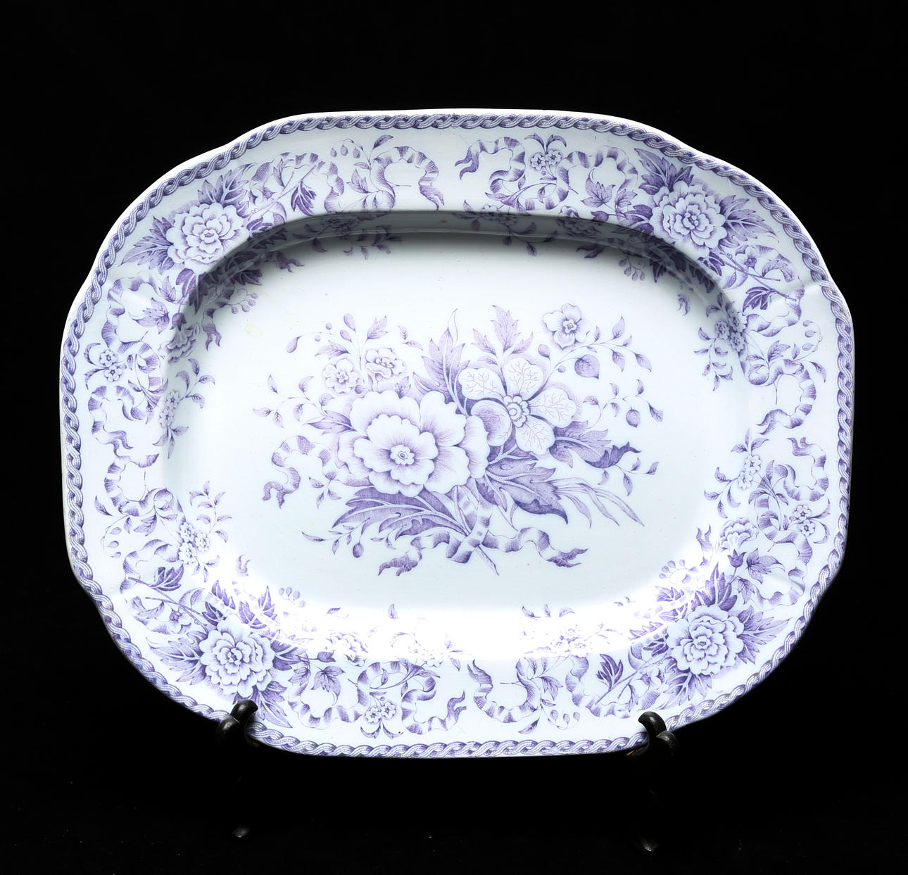 A flintware dish, England, 19th century.