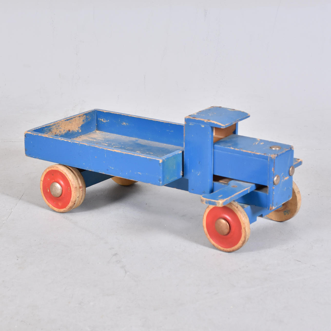 LASTBIL, bemålat trä, 1950/60-tal.