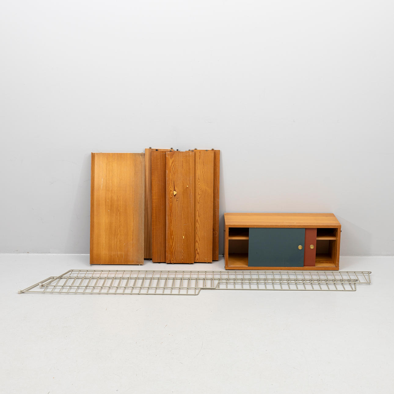 NILS & KAJSA STRINNING. A shelf system, 8 pieces, “String”, lacquered metal, pine, second half of the 20th century.