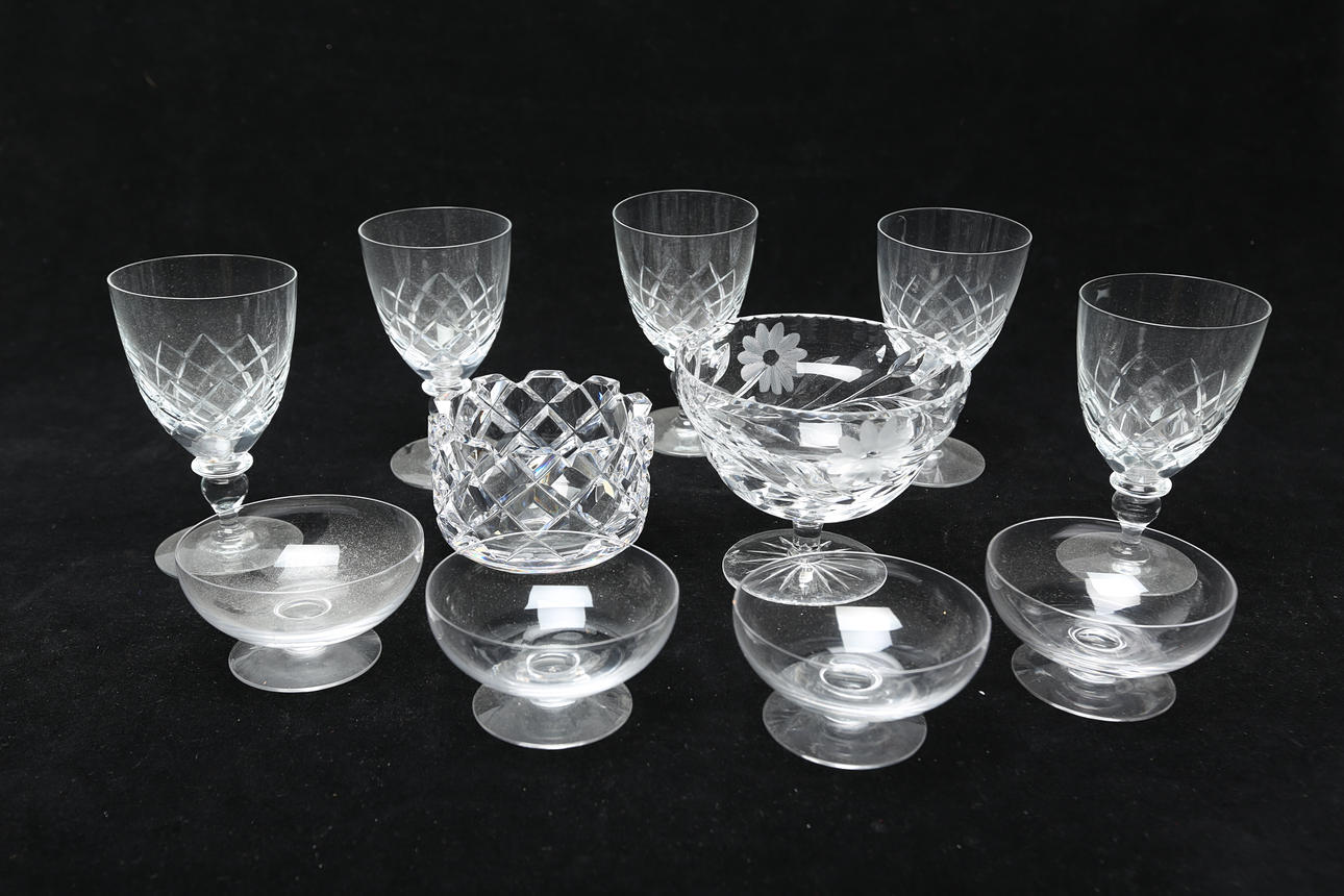 A set of 11 glass objects, including Orrefors.