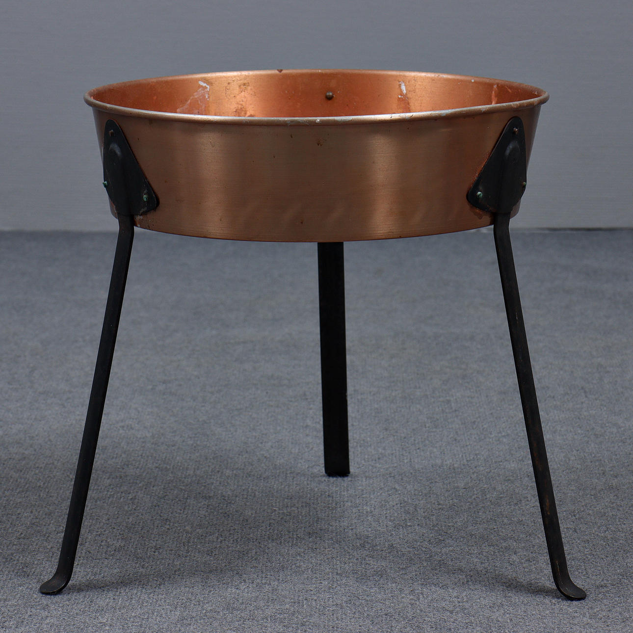 BLOMSTERBORD, KOPPAR, SMIDE, 1900-TAL.