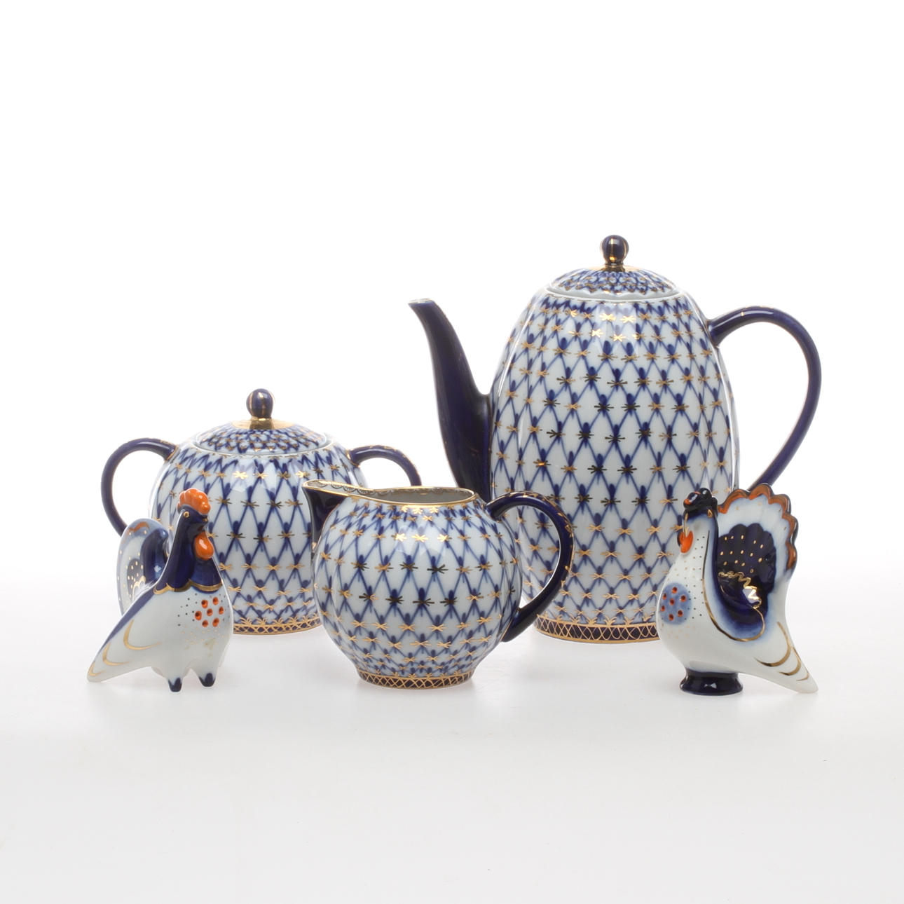 TEKANNA, SOCKERSKÅL, GRÄDDKANNA "Cobalt net" samt SALT/PEPPARKAR 2 delar, porslin, Lomonosov, Ryssland.