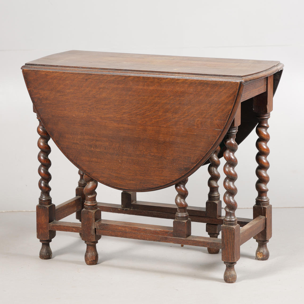 AN 18TH CENTURY STYLE OAK DROP LEAF GATE LEG TABLE.