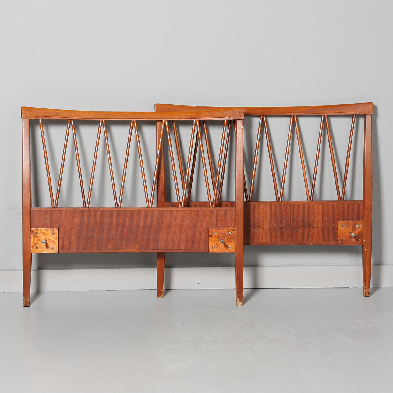 CARL MALMSTEN. SÄNGGAVLAR, 2 stycken, "Aveny".