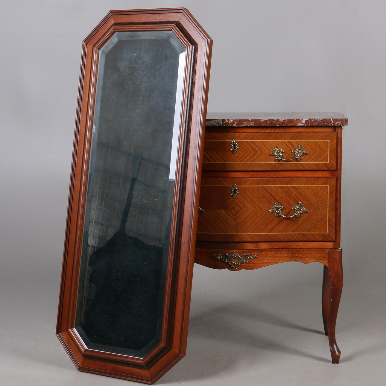 BYRÅ, med stenskiva samt spegel, Rydén Möbler Nybro 1900-talets mitt.