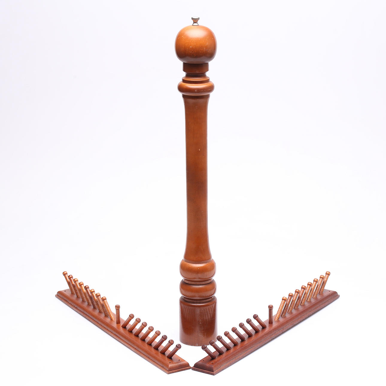 PEPPARKVARN samt HÄNGARE 2 st, trä, 1900 tal.