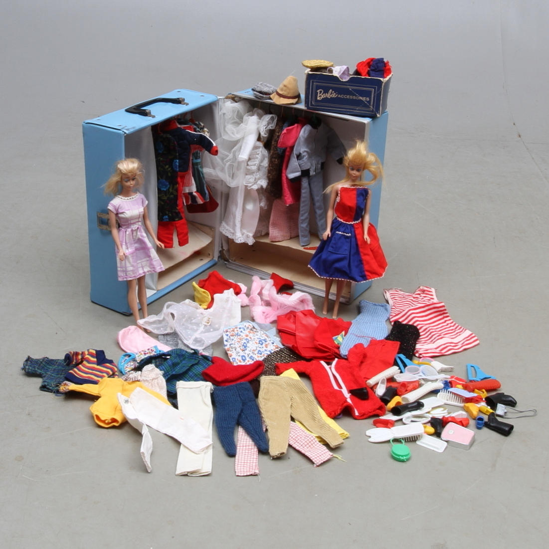BARBIE 2 st Mattel samt diverse kläder och väska/garderob. 1900-talets andra hälft.