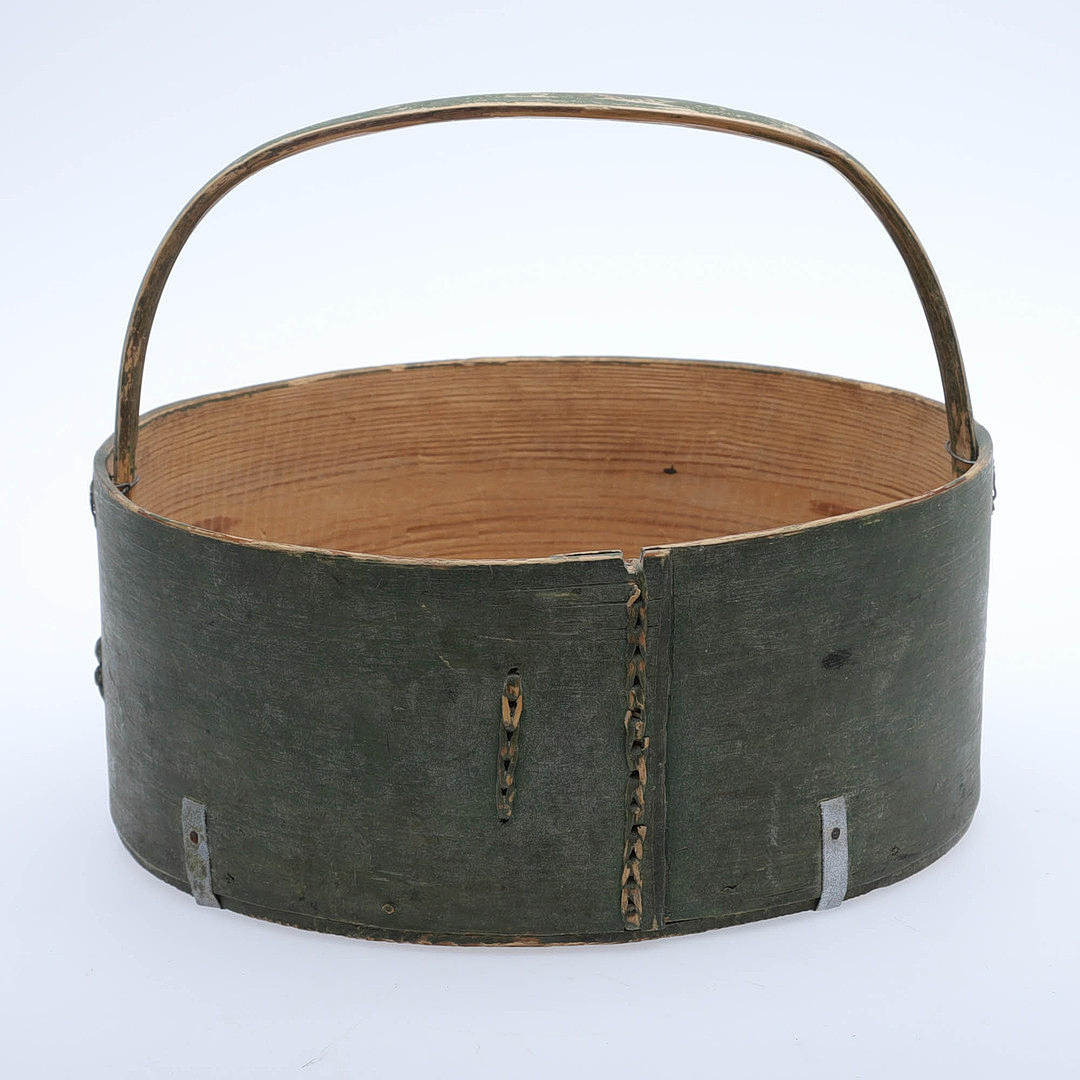 A BASKET, ALLMOGE, dated 1909.