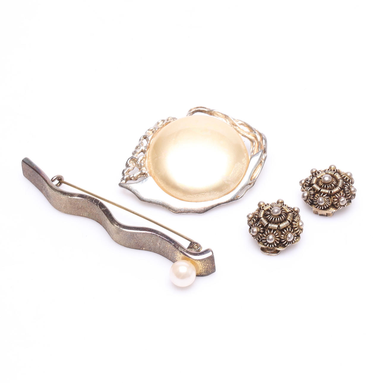 BROOCHES 2 pcs and EARRINGS a pair, silver.