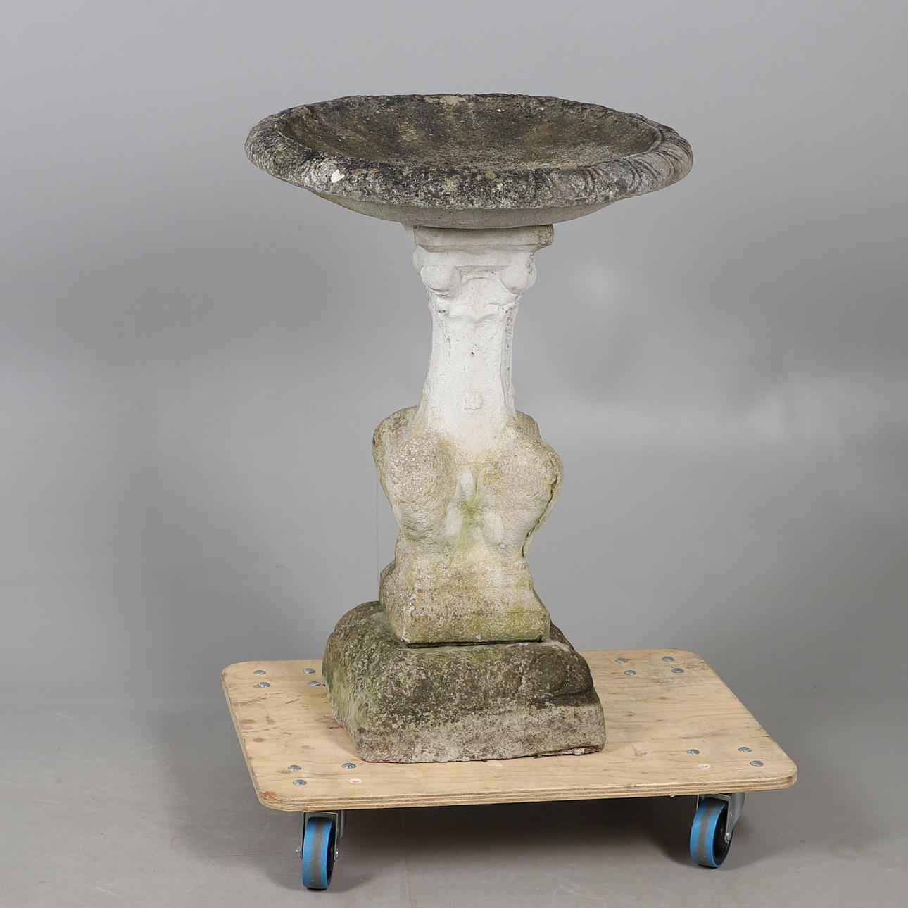 A LARGE RECONSTITUED STONE GARDEN WATER FEATURE/BIRD BATH.