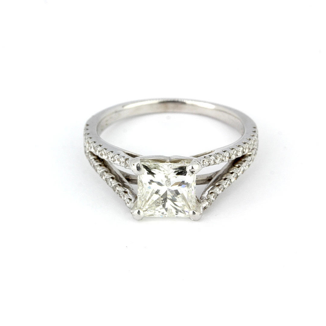 18CT WHITE GOLD PRINCES CUT DIAMOND SET SOLITAIRE RING.