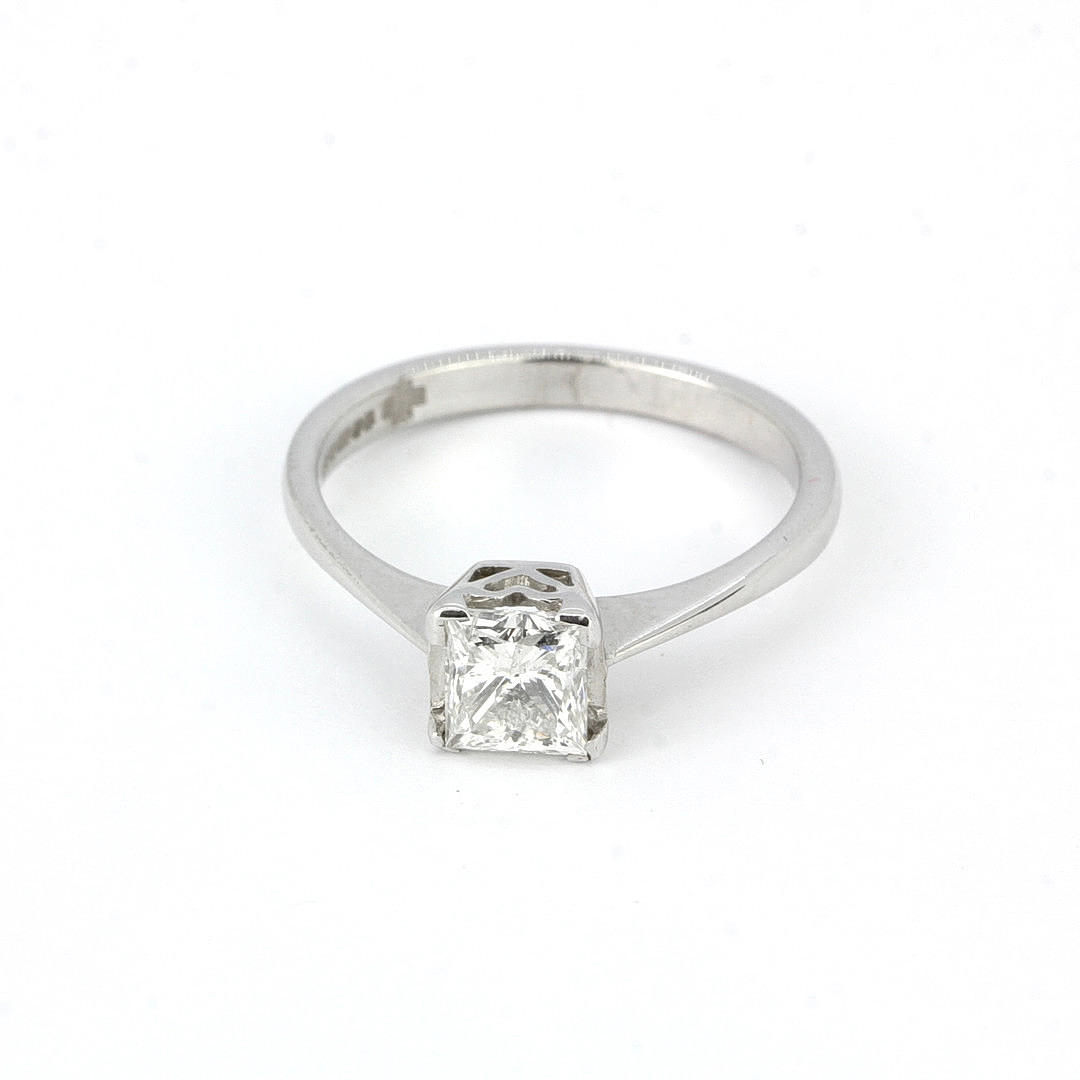0.85CT PRINCESS CUT SOLITAIRE RING.