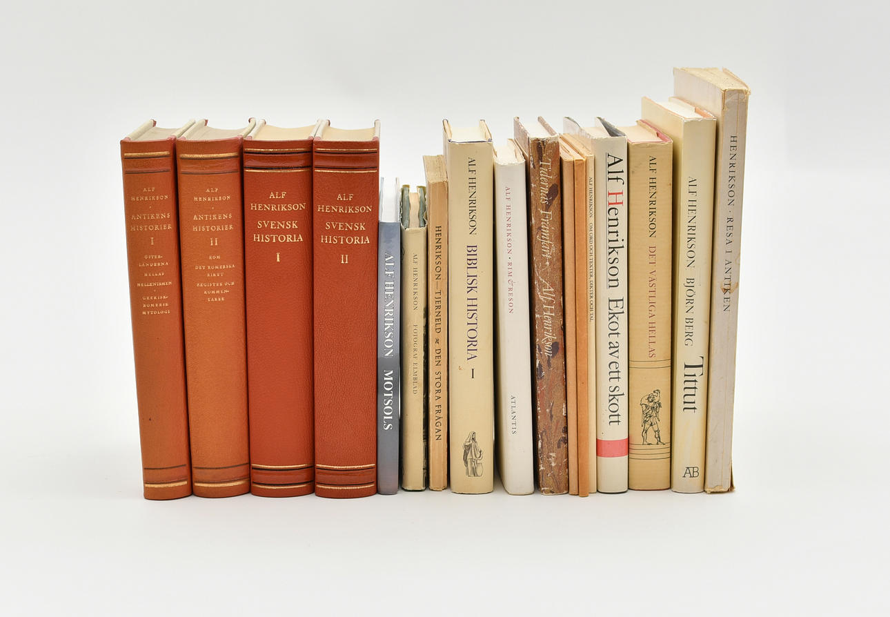 Samling böcker av Alf Henrikson. 17 Volymer.