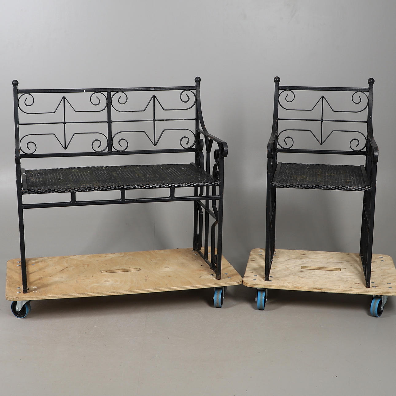 BANCO Y SILLÓN DE HIERRO FORJADO.