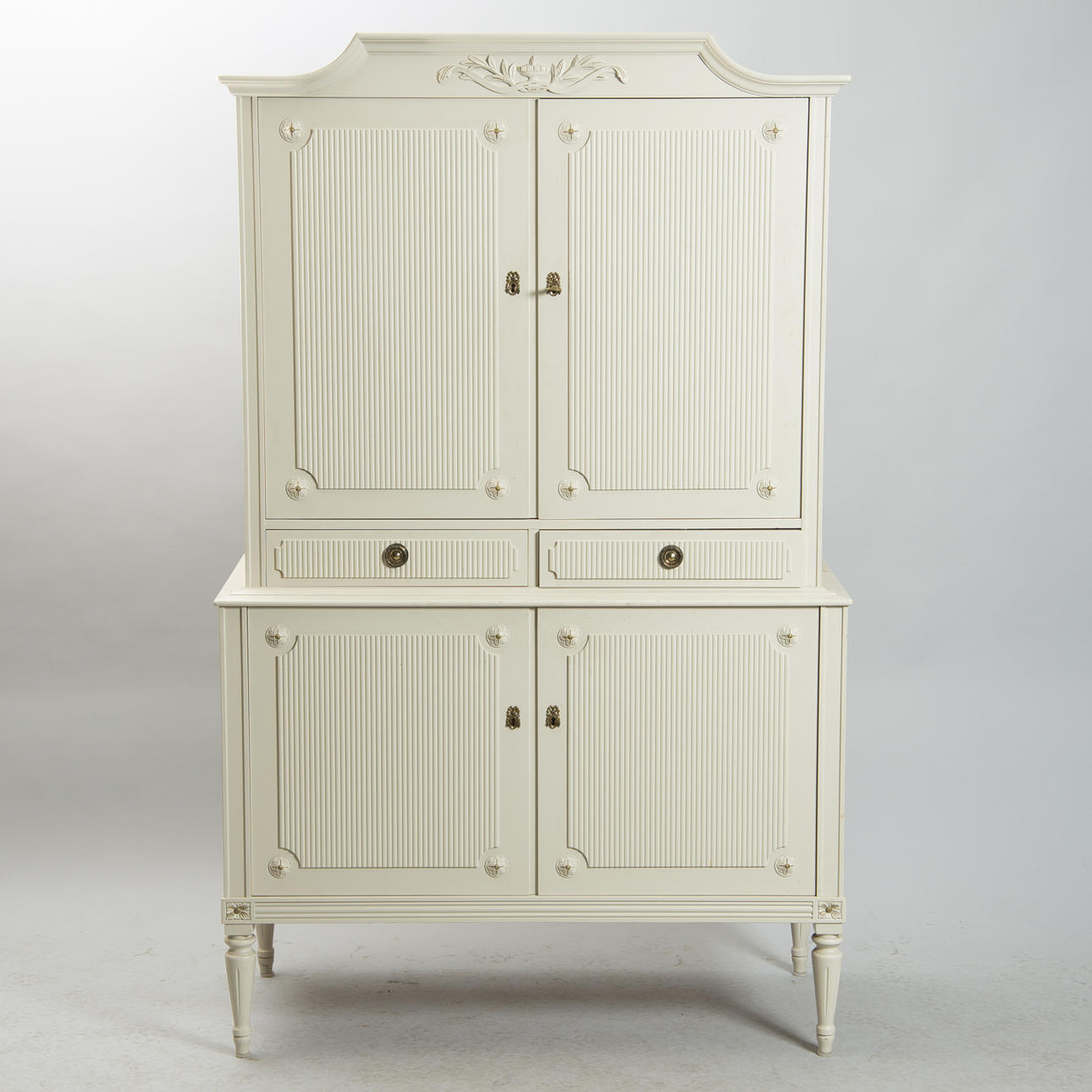 MATSALSSKÅP, vitmålat, gustaviansk stil.