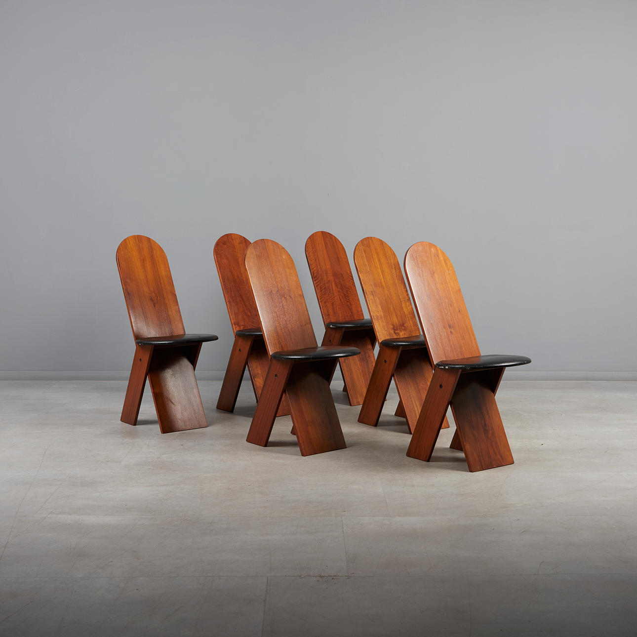 MARCO ZANUSO. för Poggi, matstolar, sex stycken, modell ”SD57”, valnöt, läder, 1970-tal, Italien. (6).