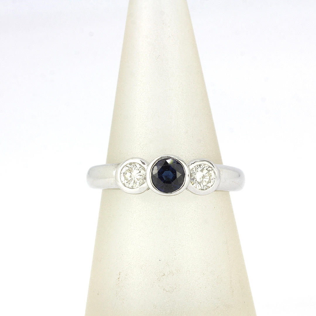 SAPPHIRE AND DIAMOND 18CT RING.