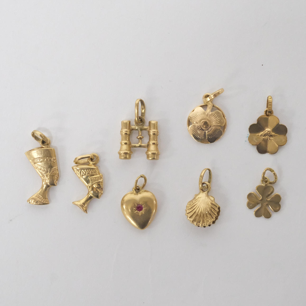 BERLOCKER, 18K GULD, ÅTTA STYCKEN.