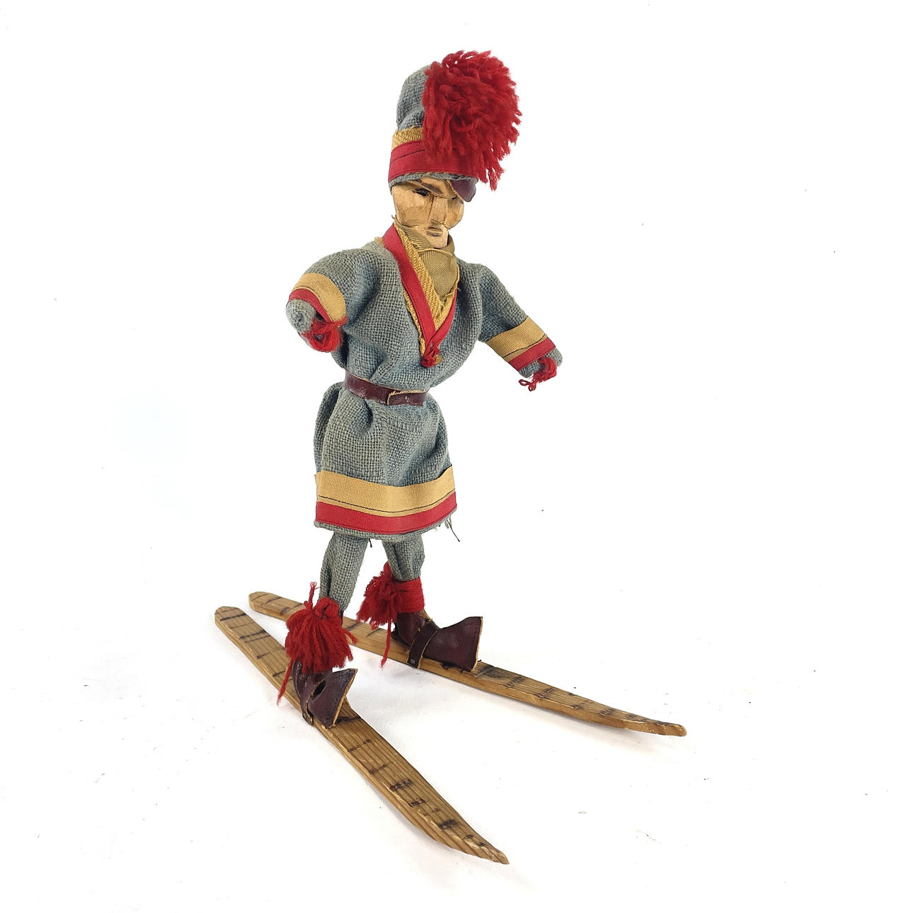 FIGURINES. Same on skis, carved wood and textile, unsigned.