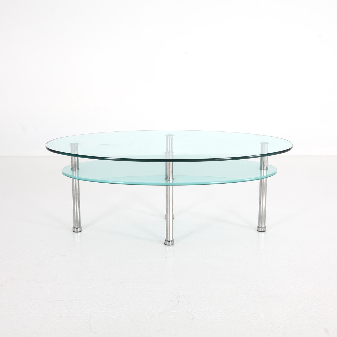 SOFFBORD MED GLASHYLLA.