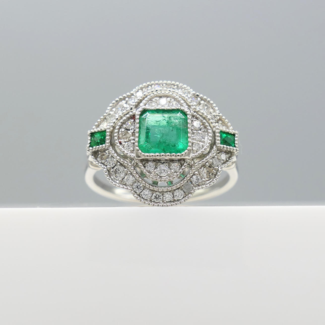 EMERALD & DIAMOND platinum ring.