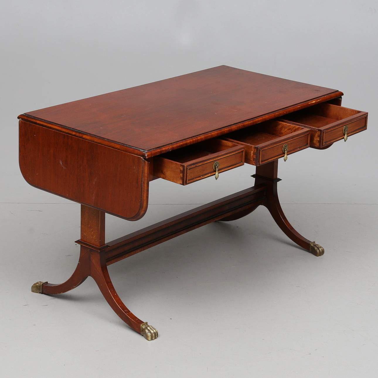 SOFFBORD MED KLAFFAR, engelsk stil, 1900-tal.