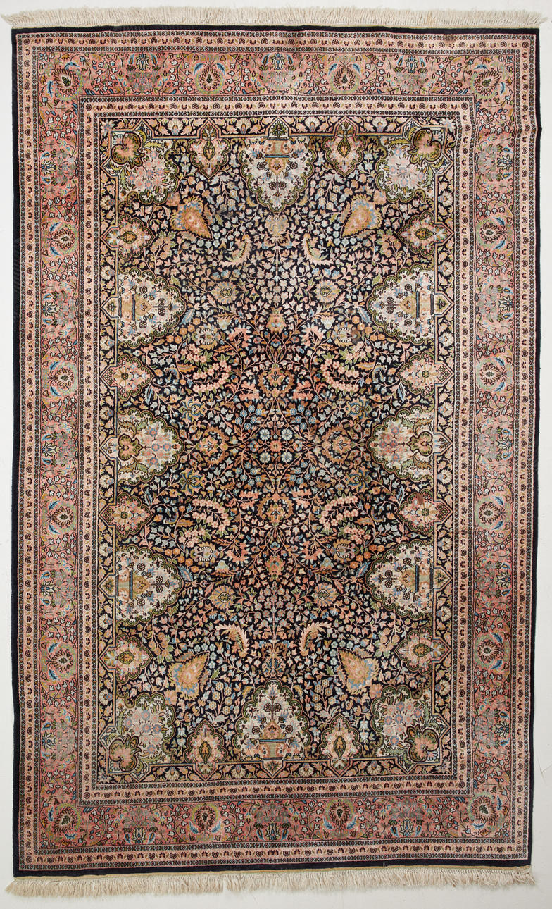 ORIENT CARPET. India, silk insert, approx. 275x181 cm.