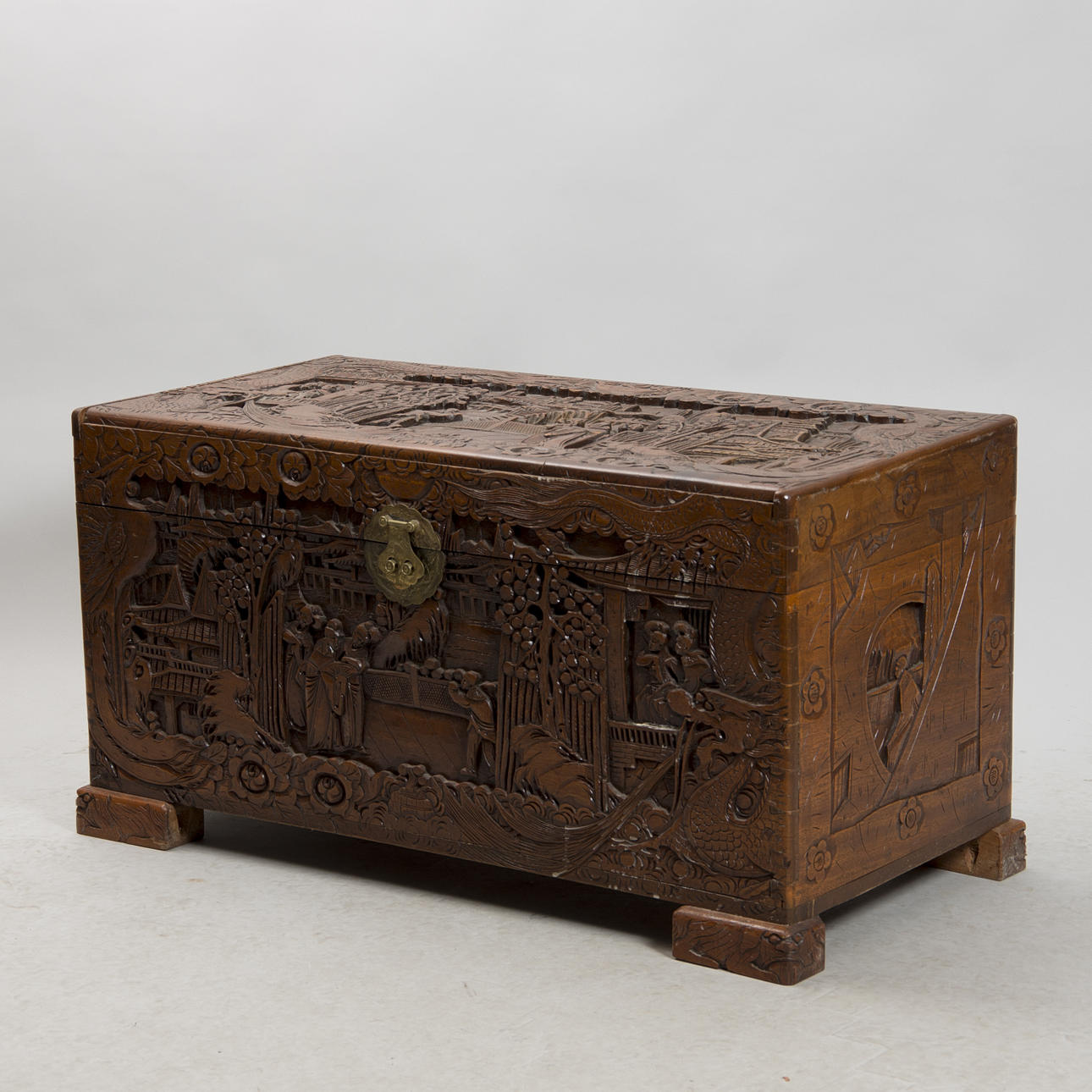 KAMFERKISTA, Asien, 1900-talets senare hälft.