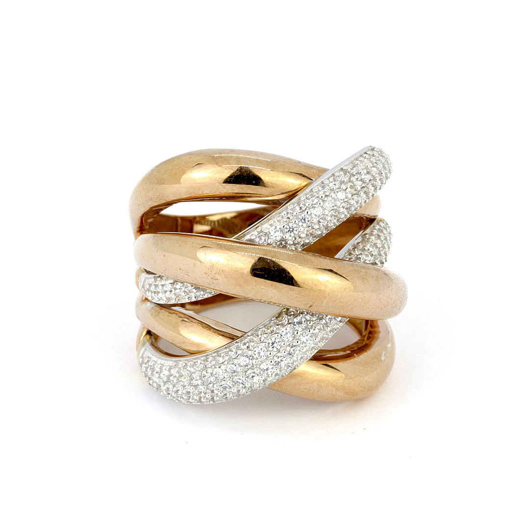18CT GOLD DIAMOND RING.