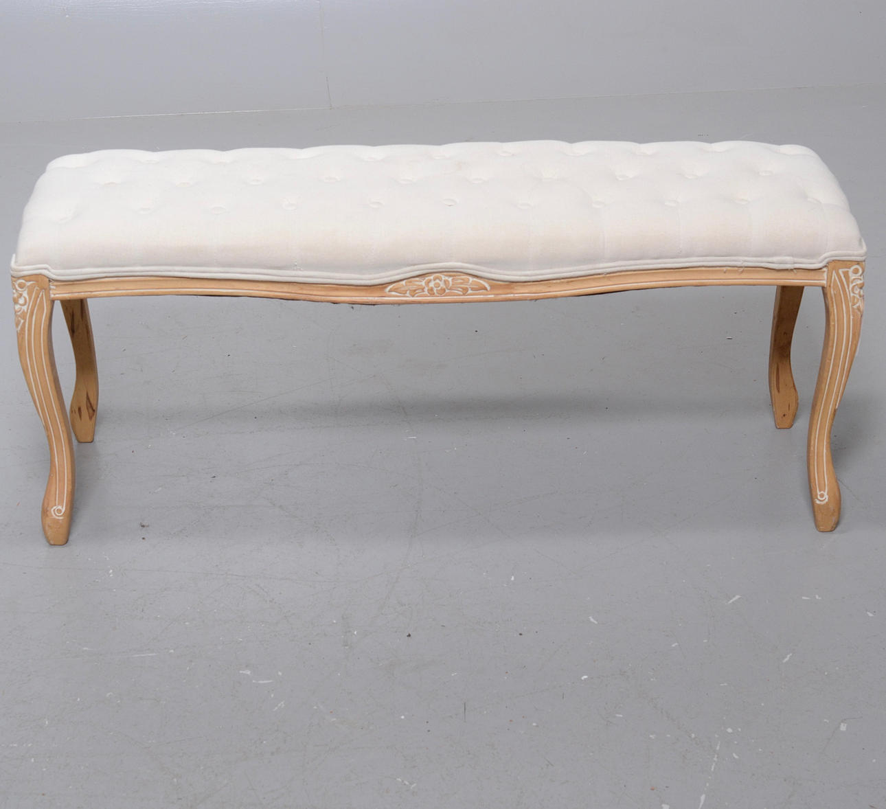 BÄNK, rokokostil, tygklädd.